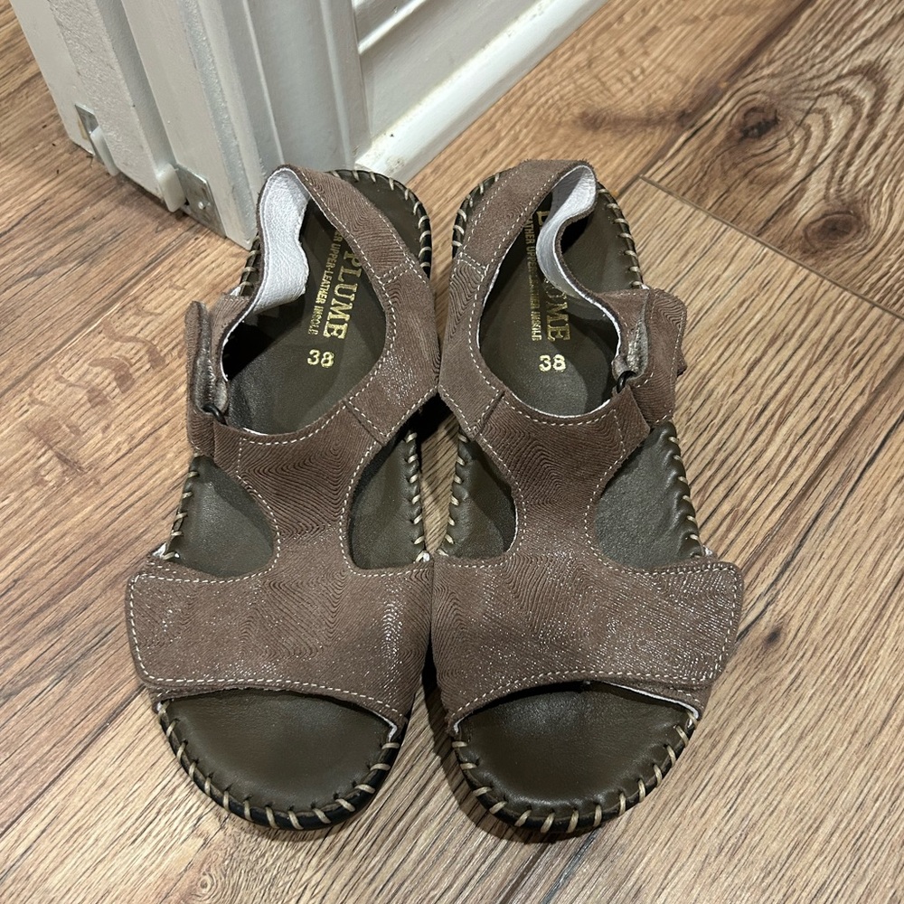 LA PLUME sandals